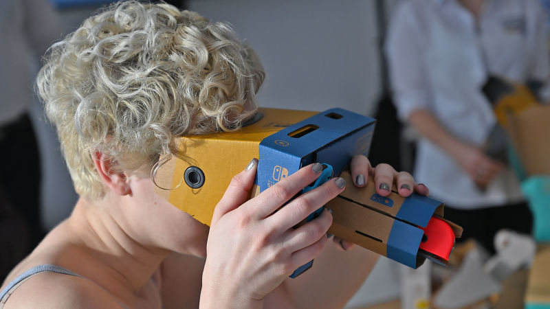 Puedes girar el Joy-Con rojo para que actúe como un zoom en el Toy-Con Camera.Foto: Sam Rutherford (Gizmodo)